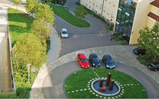 This driveway on the car park roof is also designed to take the loads generated by traffic, thanks to ZinCo technology. Roundabout with lawn and water feature
